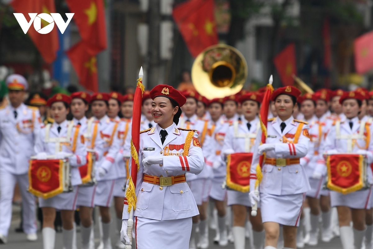 residents rejoice to watch military parade on dien bien streets picture 3