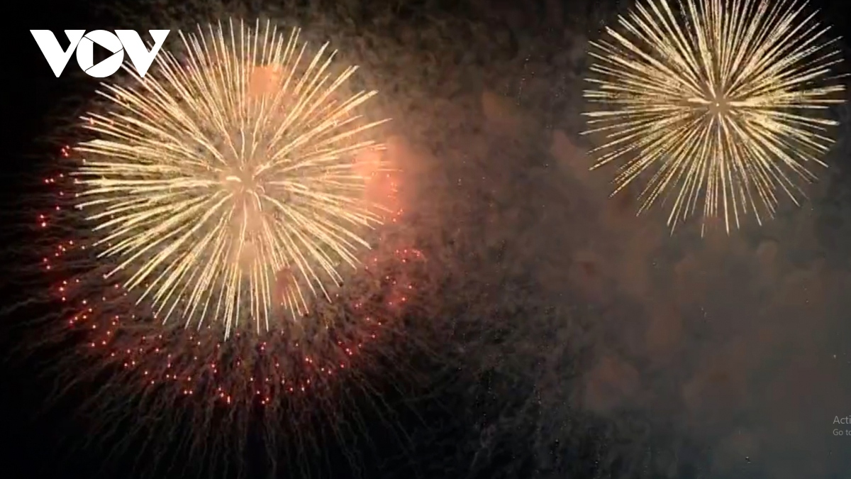 hcm city puts on dazzling fireworks display on national reunification day picture 4
