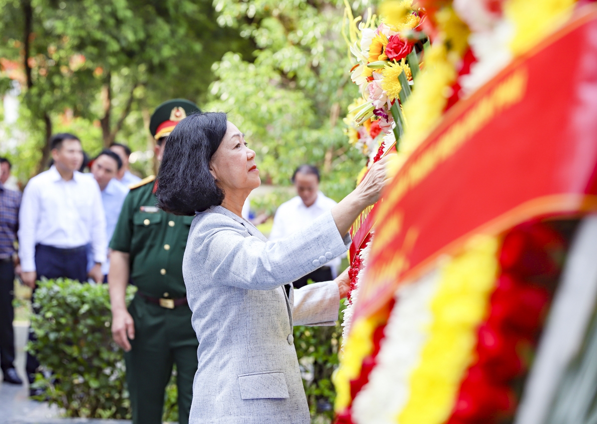 Lãnh đạo Đảng, Nhà nước dâng hương, tưởng niệm anh hùng liệt sĩ Điện Biên Phủ