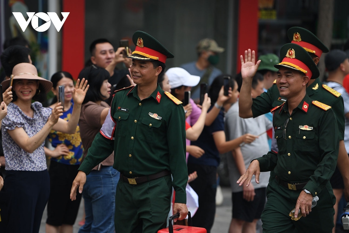 residents rejoice to watch military parade on dien bien streets picture 6
