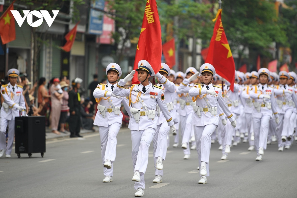 residents rejoice to watch military parade on dien bien streets picture 7