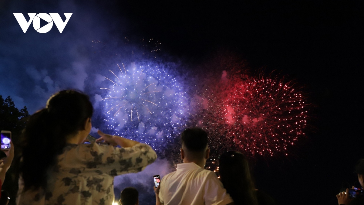 hcm city puts on dazzling fireworks display on national reunification day picture 8