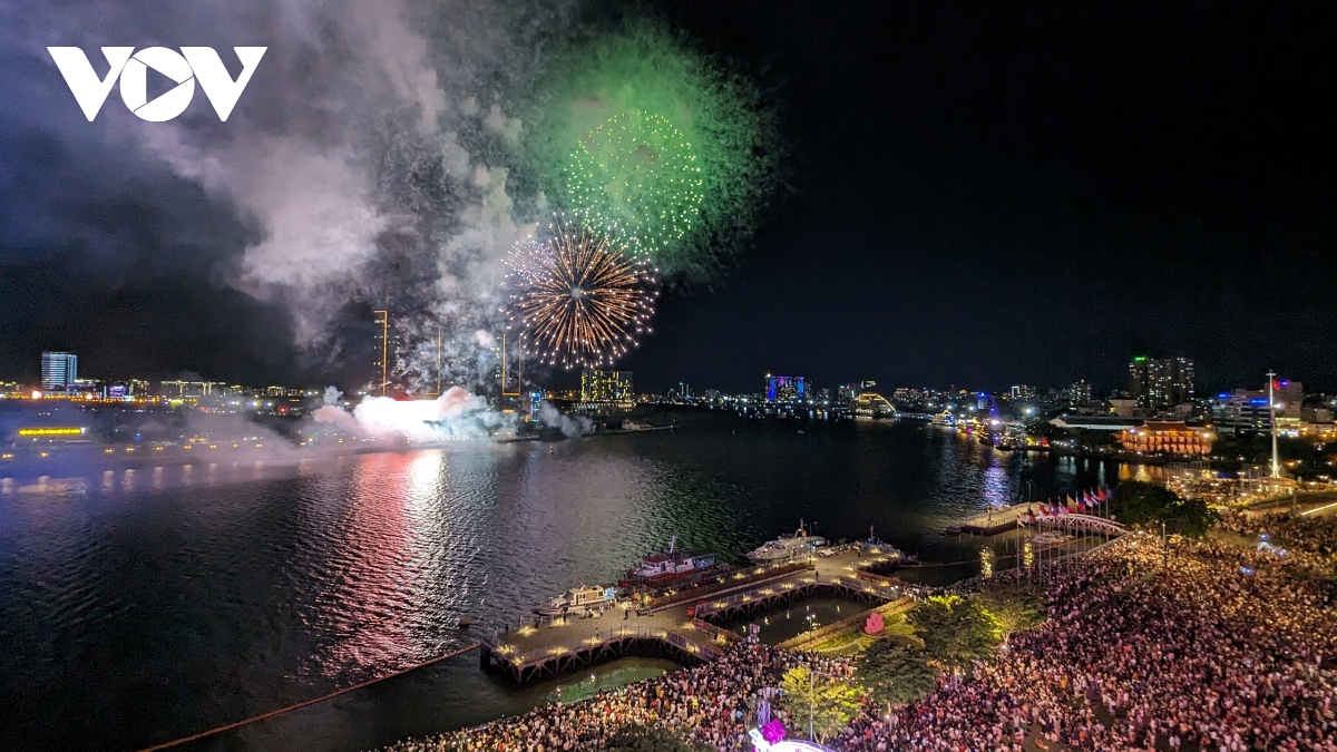 hcm city puts on dazzling fireworks display on national reunification day picture 9