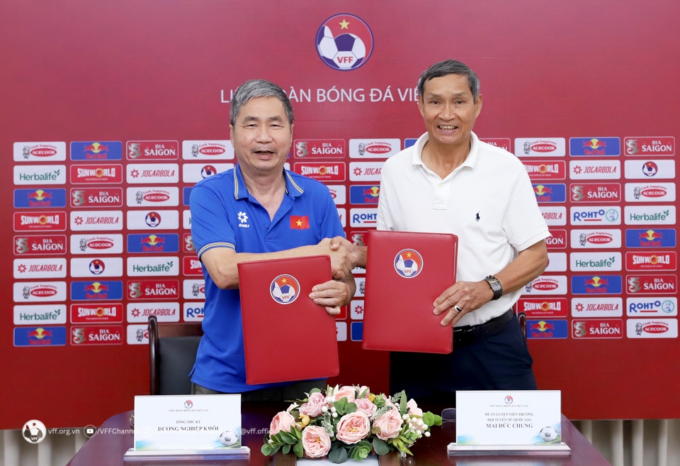 mai duc chung continues role as coach of national women s football team picture 1
