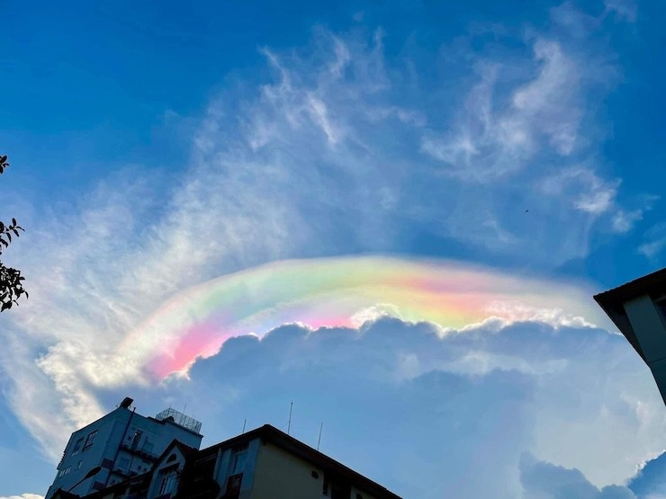 iridescent cloud spotted in ho chi minh city sky picture 1