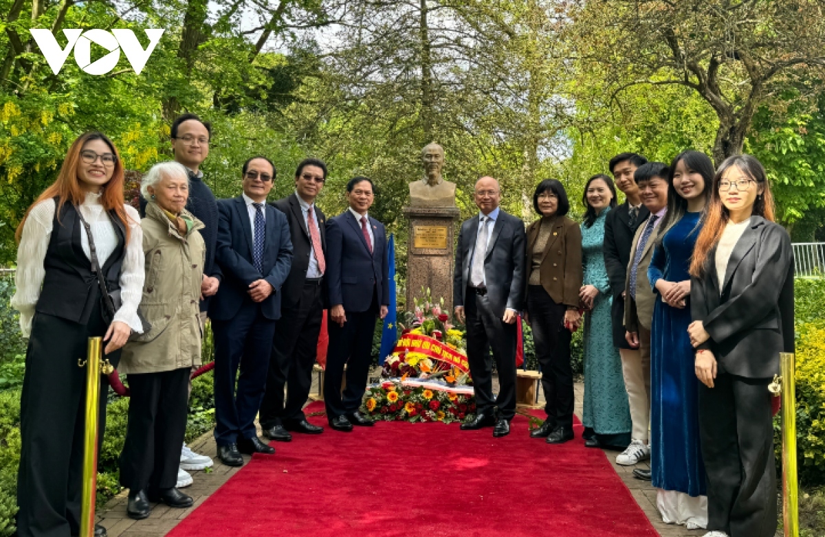 fm son pays tribute to president ho chi minh in montreuil picture 1