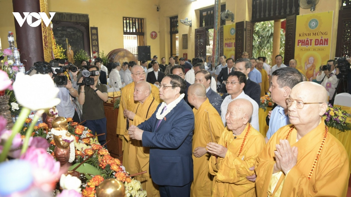 pm attends lord buddha s birth commemoration in hanoi picture 1