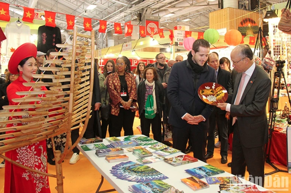 vietnamese booth leaves strong impression at paris fair 2024 picture 1