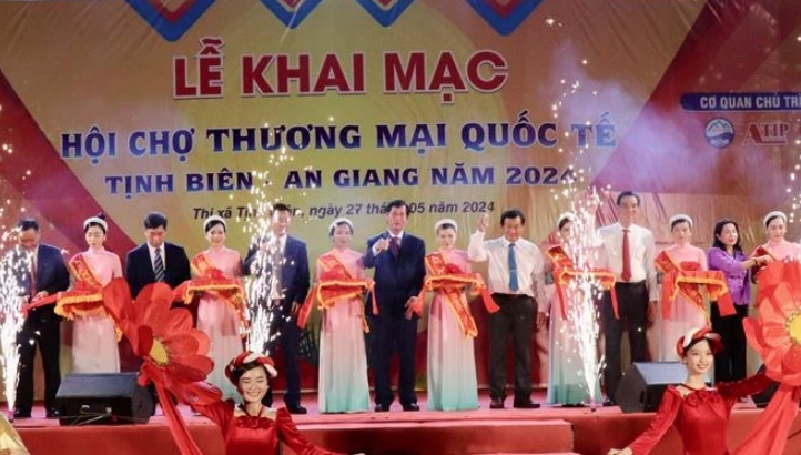 tinh bien an giang international trade fair opens picture 1