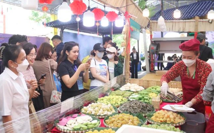 visitors to second hcm city river festival have chance to enjoy local dishes picture 1