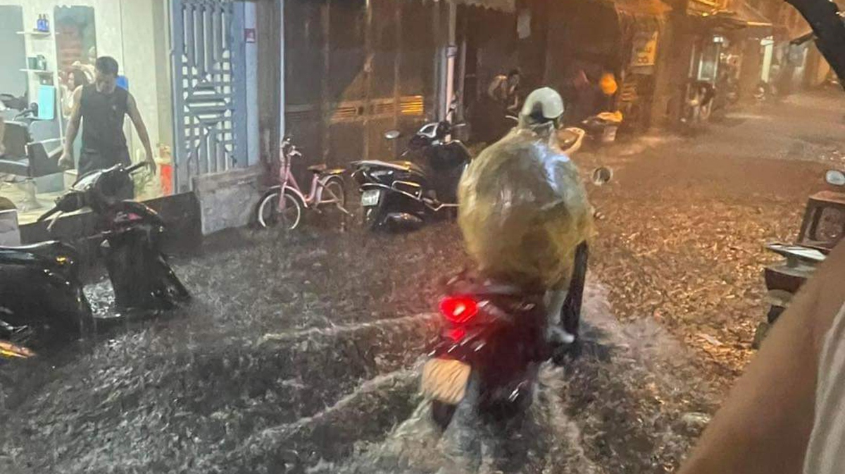 mua lon, nhieu tuyen duong o ha noi lai ngap ung cuc bo hinh anh 3