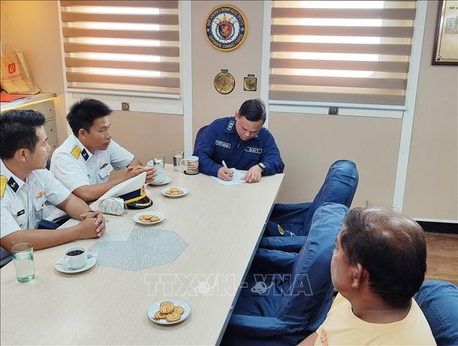 fisherman in distress handed over to philippine patrol ship picture 1