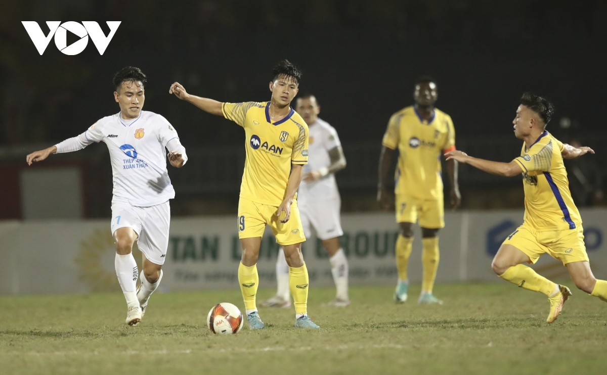 bang xep hang v-league moi nhat slna lam nguy, the cong viettel thang tien hinh anh 2