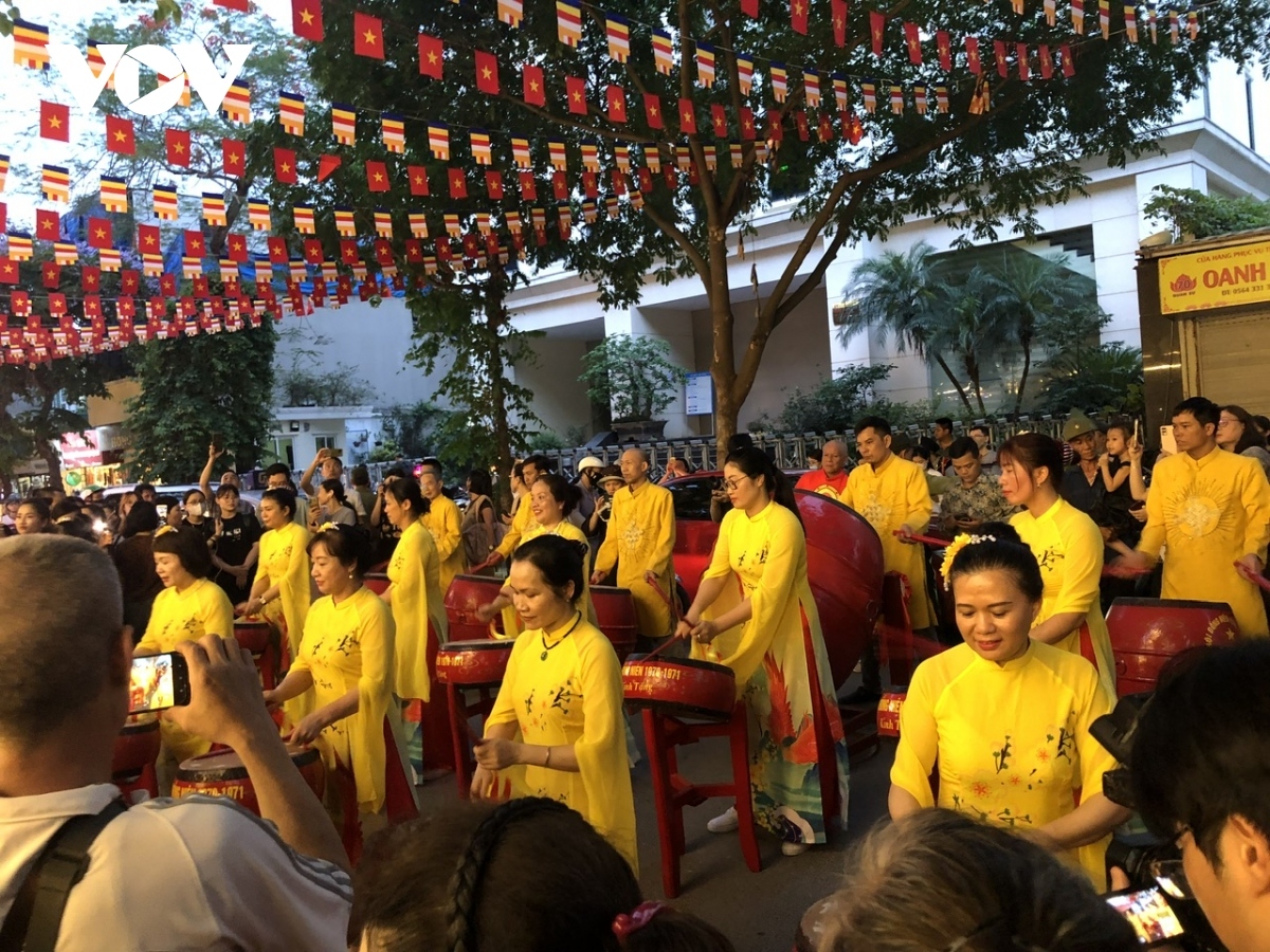 buddhists solemnly celebrate lord buddha s 2568th birthday in hanoi picture 2