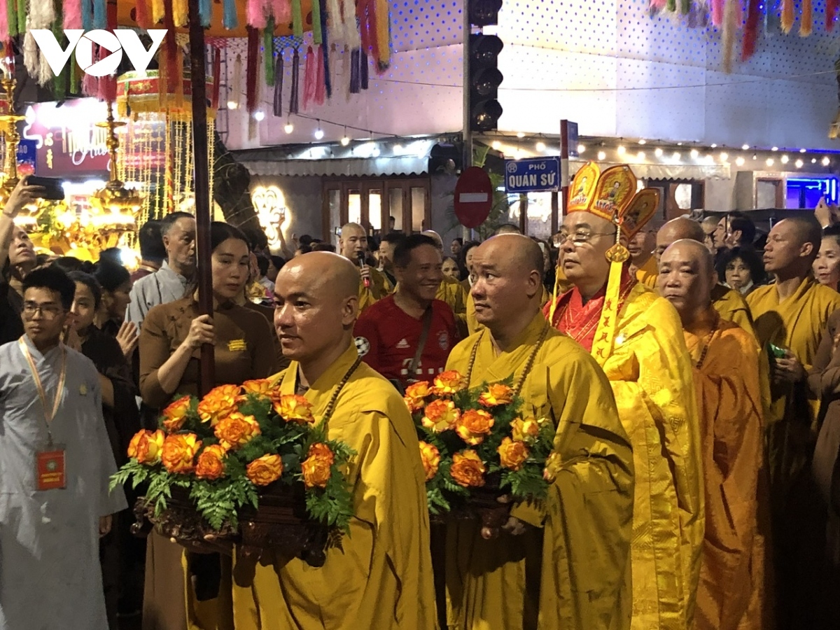buddhists solemnly celebrate lord buddha s 2568th birthday in hanoi picture 4