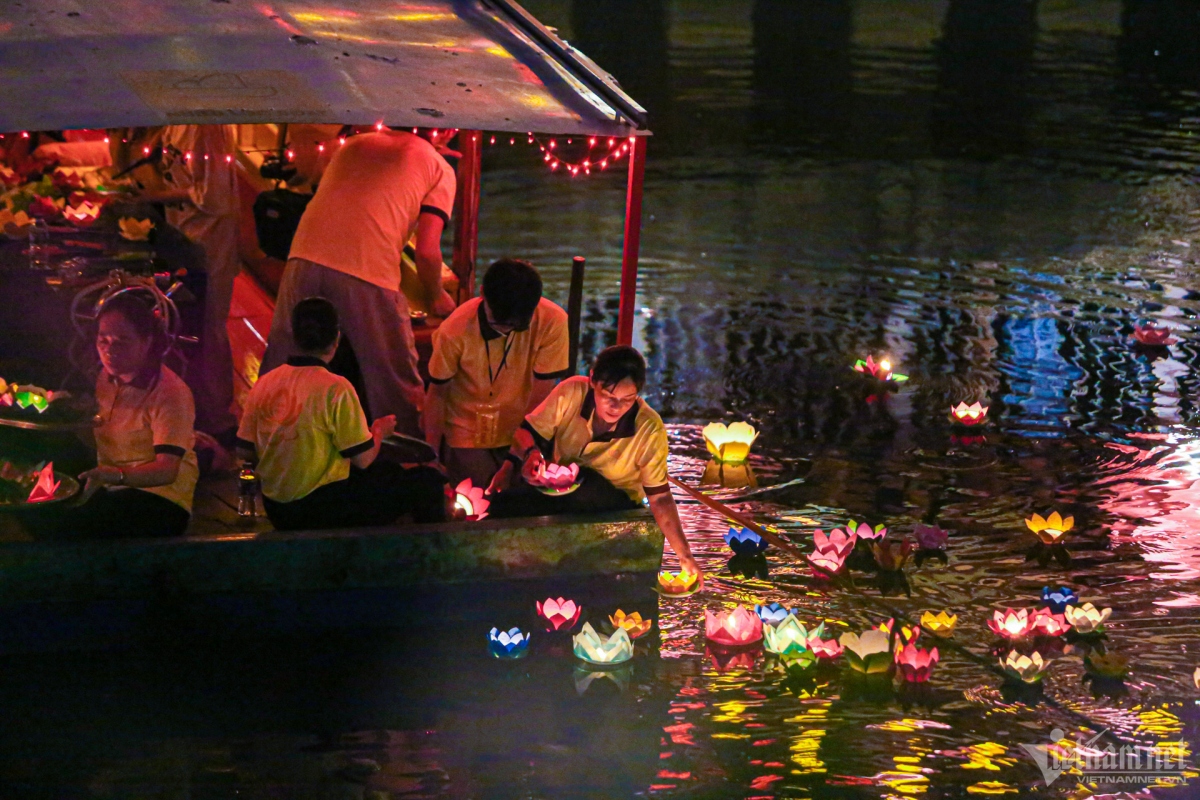 thousands of lanterns float in canal celebrating lord buddha s birthday picture 2