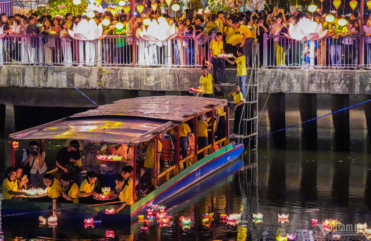 thousands of lanterns float in canal celebrating lord buddha s birthday picture 6