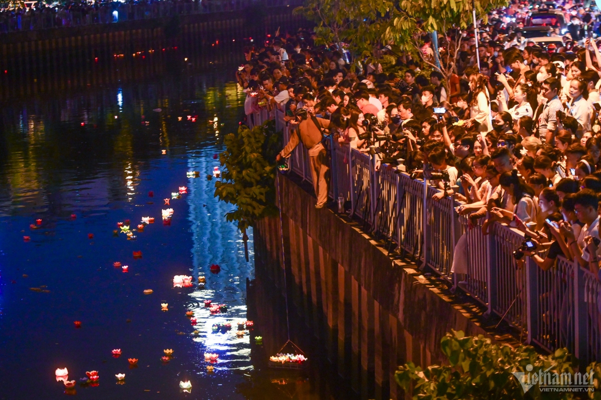 thousands of lanterns float in canal celebrating lord buddha s birthday picture 8