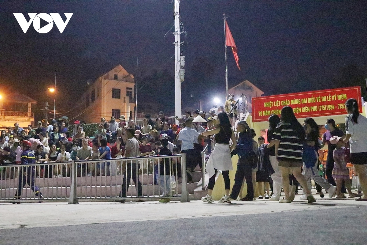 people spend sleepless night watching forces practice for victory day parade picture 1