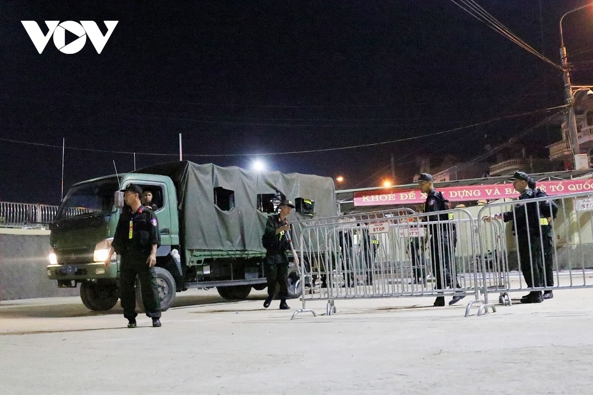 people spend sleepless night watching forces practice for victory day parade picture 5