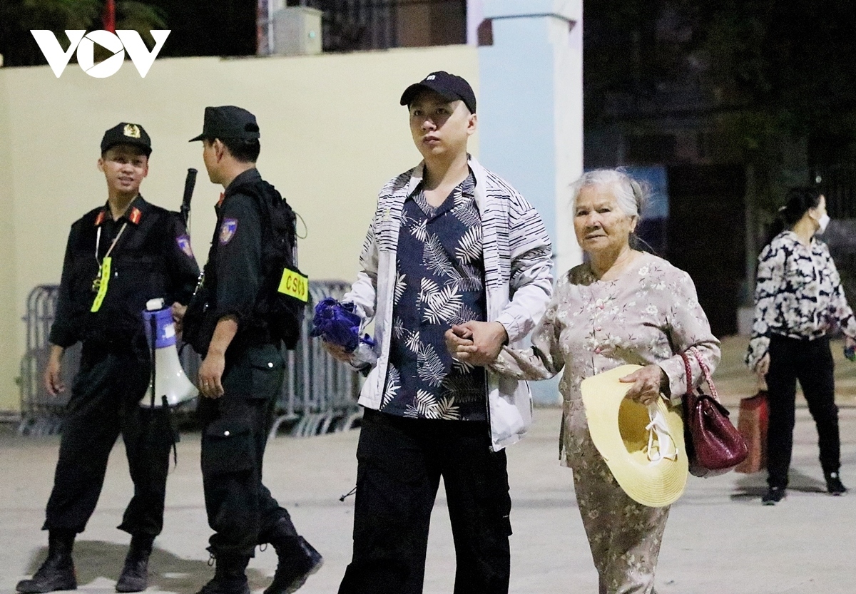 people spend sleepless night watching forces practice for victory day parade picture 7