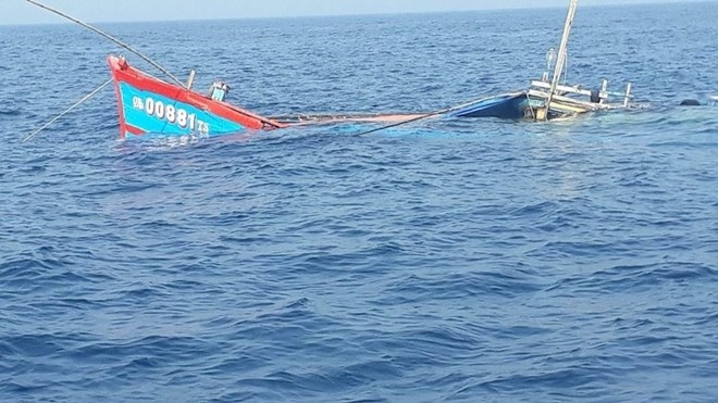 four fishing vessels capsize, 11 people go missing in quang binh picture 1