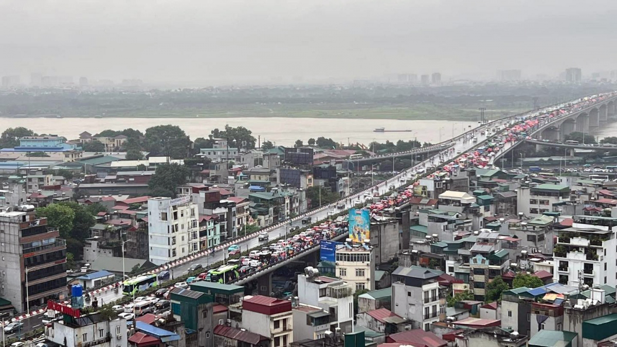 mua lon, o to lai bi bom loi nuoc tren cau nghin ty vinh tuy 2 hinh anh 1