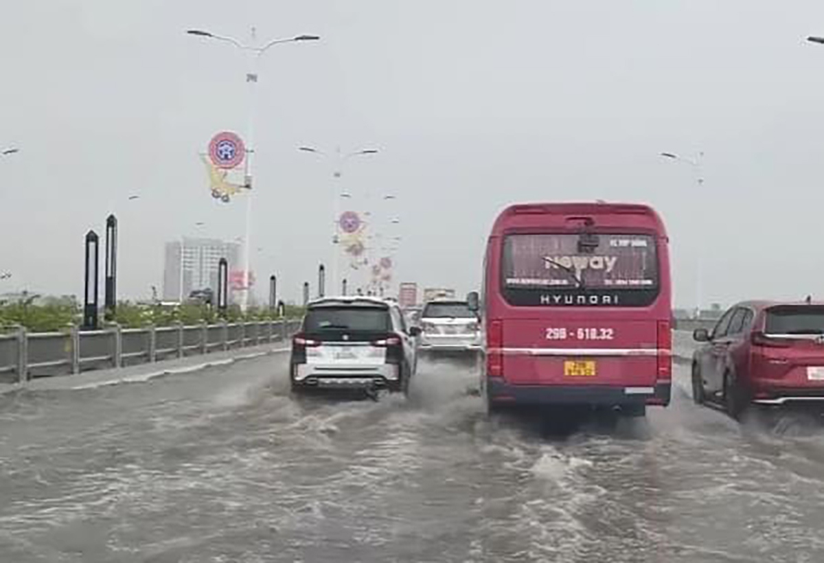 mua lon, o to lai bi bom loi nuoc tren cau nghin ty vinh tuy 2 hinh anh 3