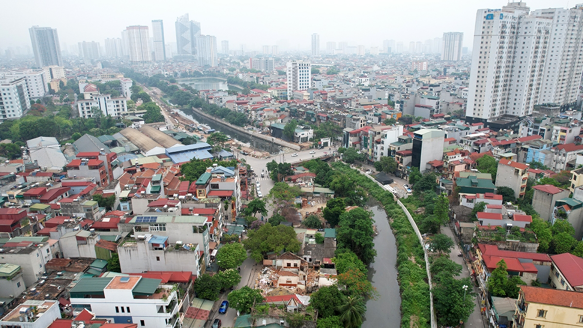 Công trình kênh La Khê ngổn ngang rác, nguy hiểm với người tham gia giao thông