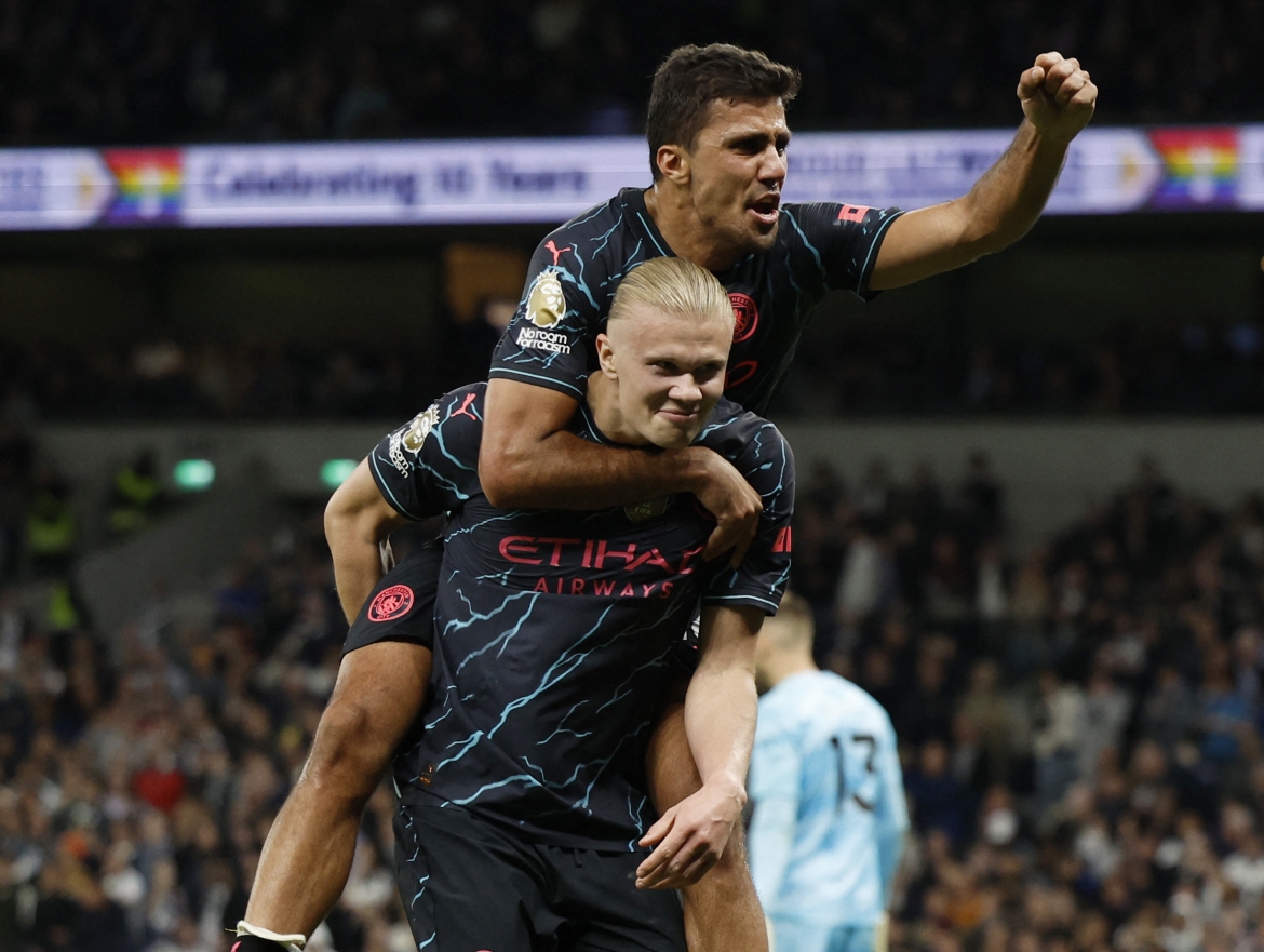 man city thang tottenham trong ngay ederson noi gian voi hlv pep guardiola hinh anh 2