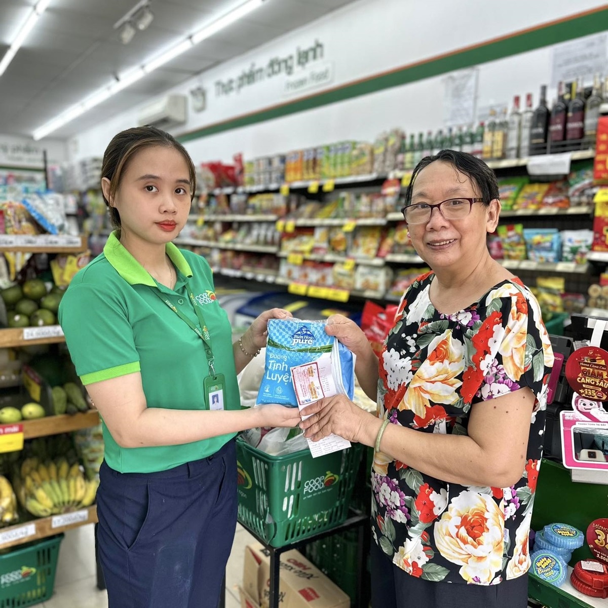 saigon co.op khuyen mai, tang qua cho khach hang tren kenh online va offline hinh anh 2