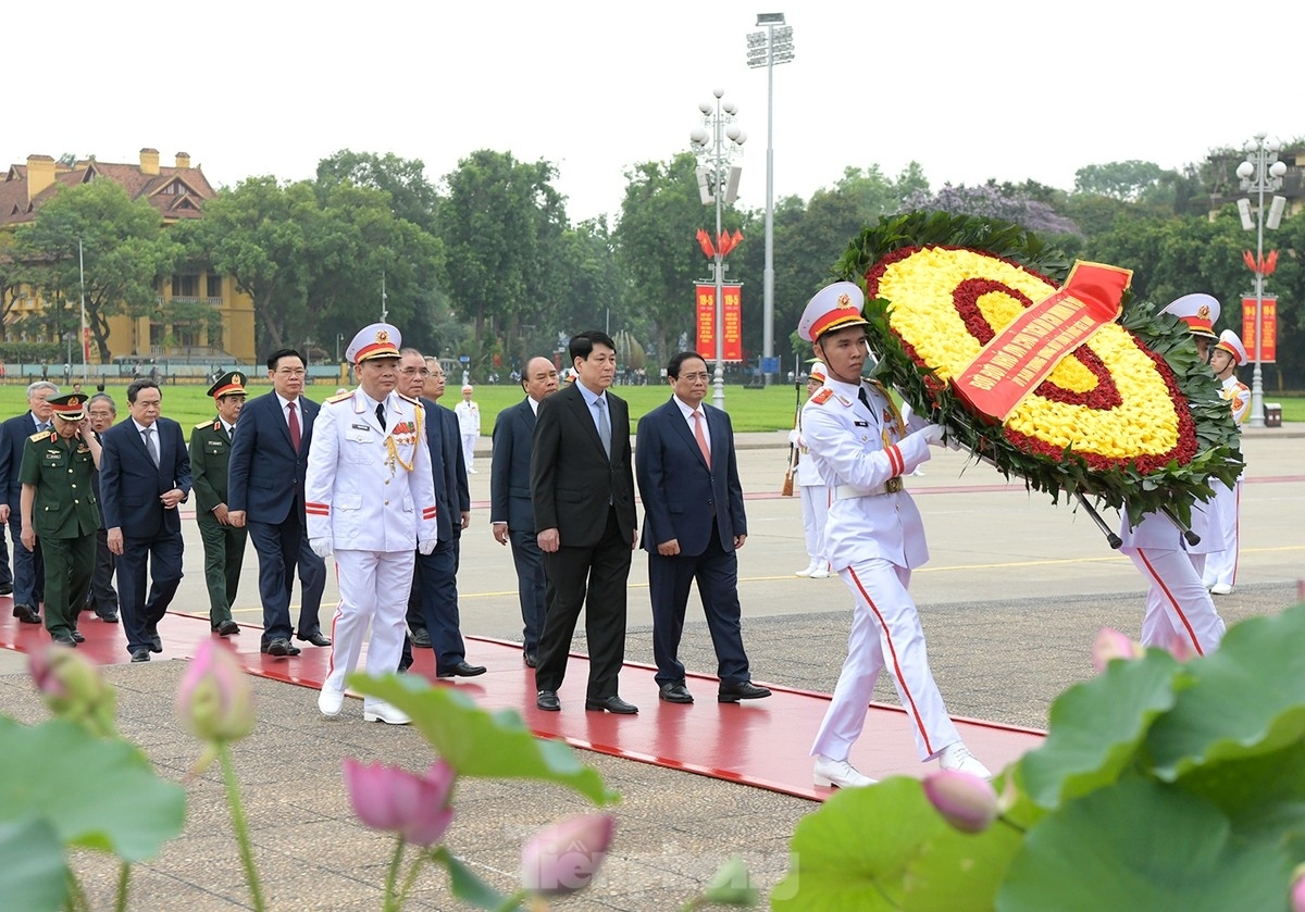 leaders pay tribute to president ho chi minh on his birthday picture 1