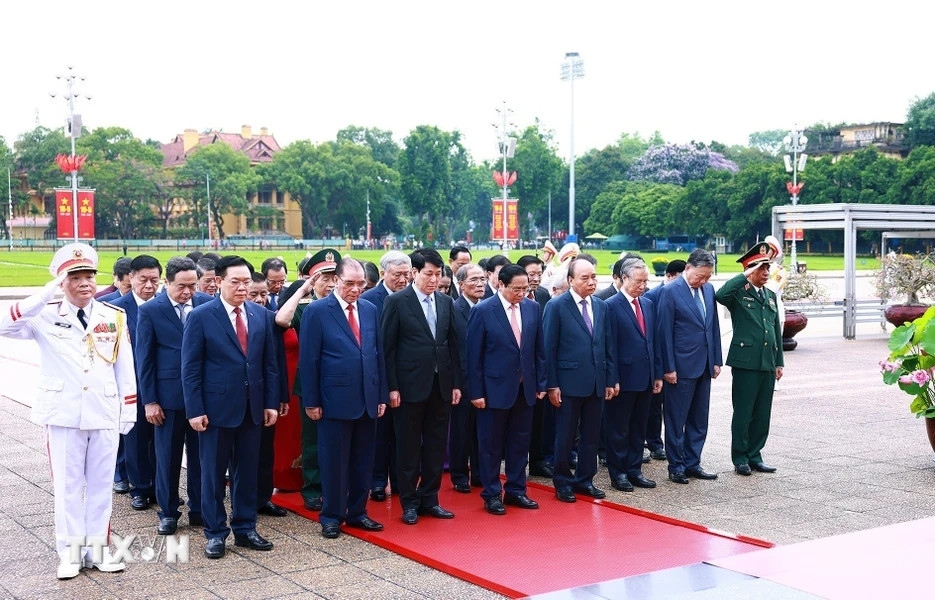 leaders pay tribute to president ho chi minh on his birthday picture 2