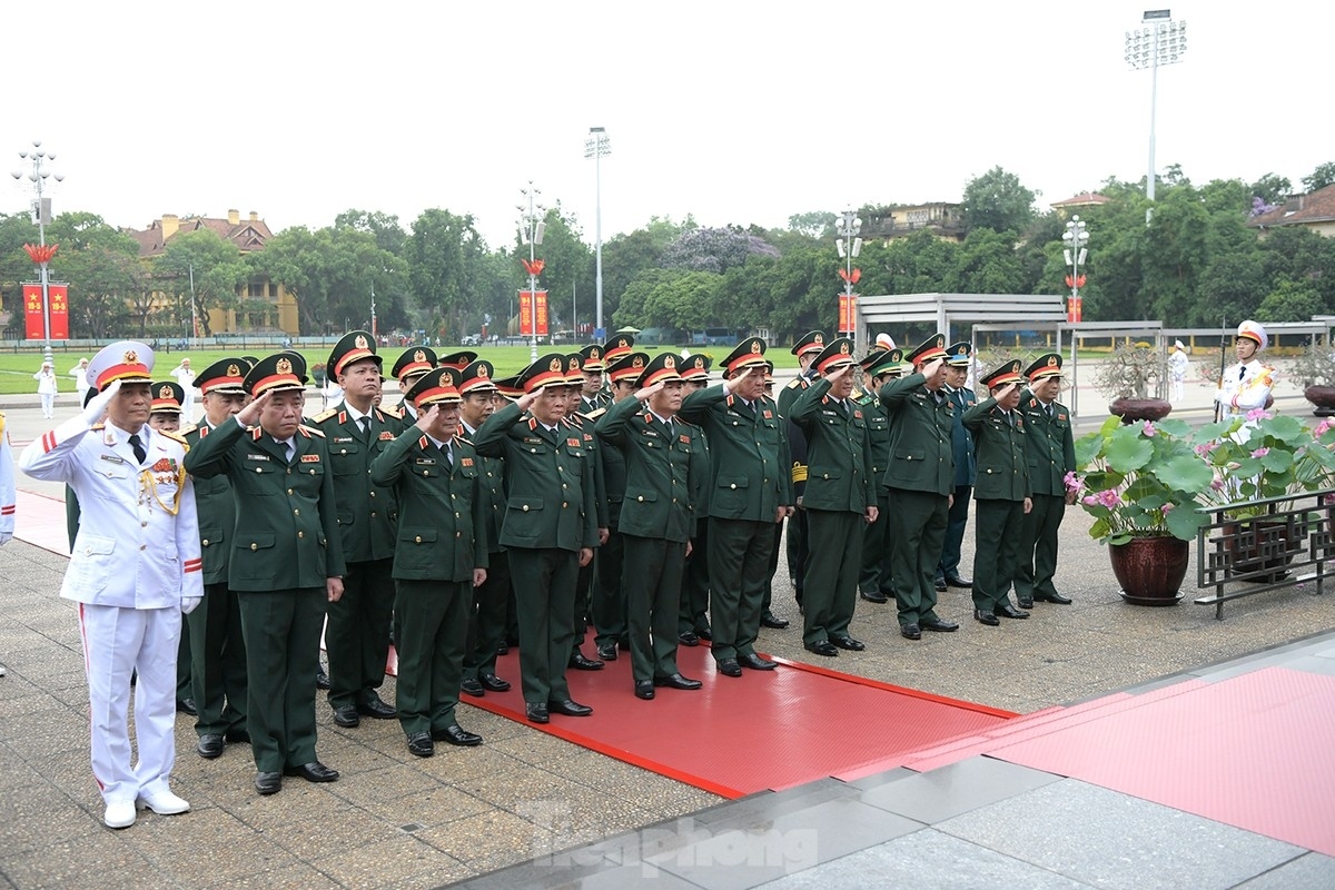 leaders pay tribute to president ho chi minh on his birthday picture 3
