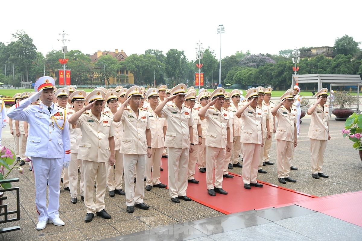 leaders pay tribute to president ho chi minh on his birthday picture 4