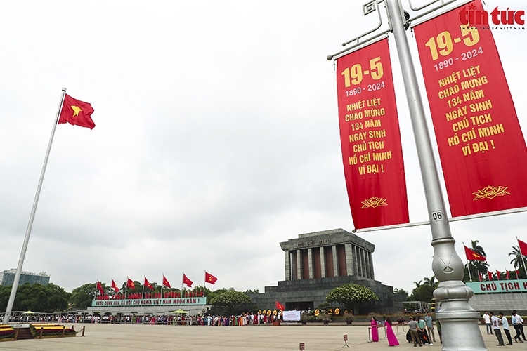 Around 32,000 people visit Ho Chi Minh Mausoleum on President's 134th birthday