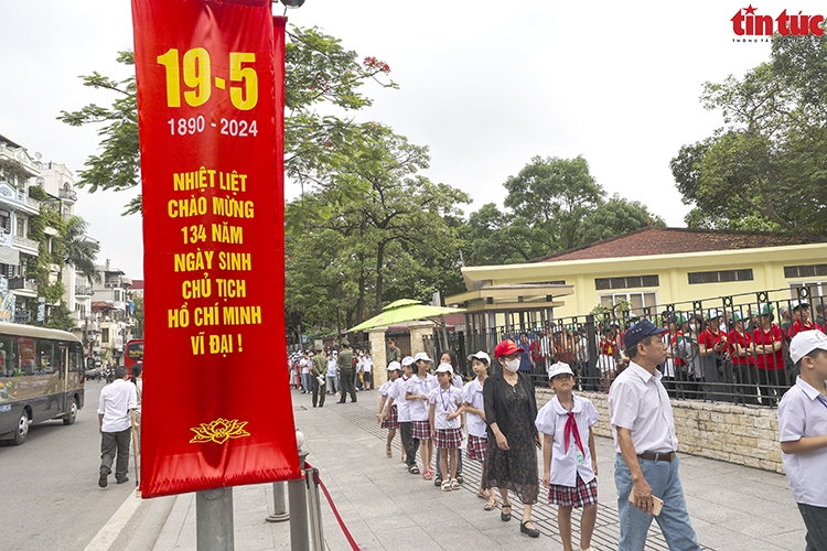 thousands visit ho chi minh mausoleum on his birthday picture 2