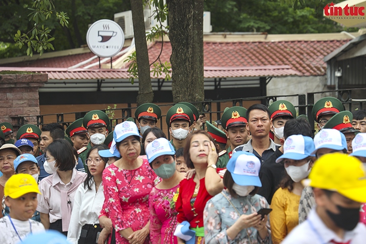 thousands visit ho chi minh mausoleum on his birthday picture 3