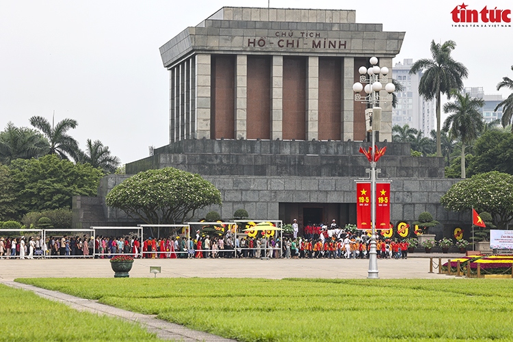 thousands visit ho chi minh mausoleum on his birthday picture 5