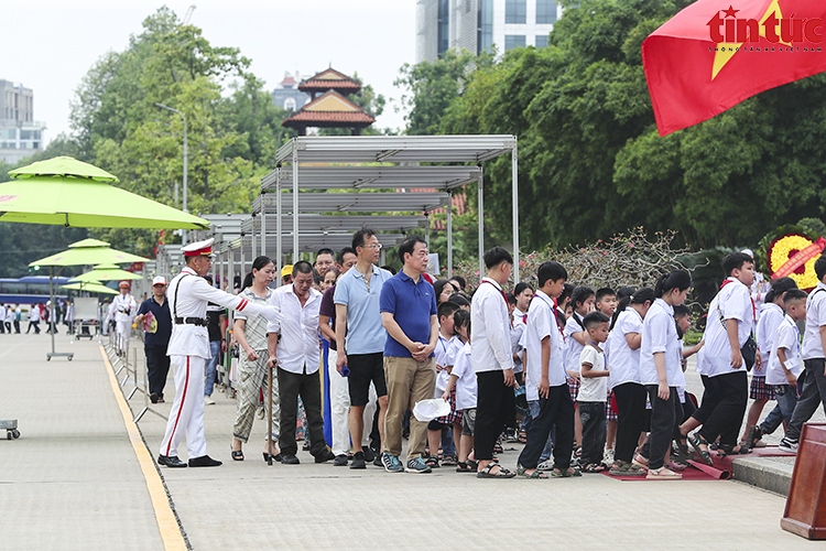 thousands visit ho chi minh mausoleum on his birthday picture 6