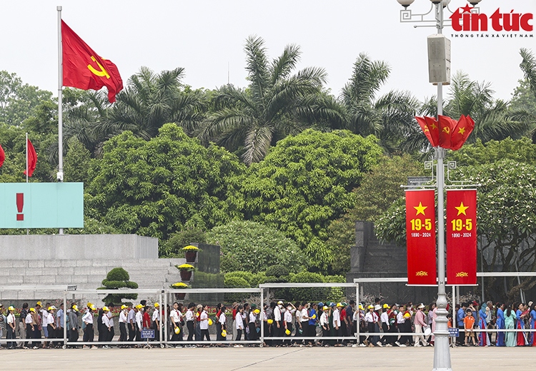 thousands visit ho chi minh mausoleum on his birthday picture 7