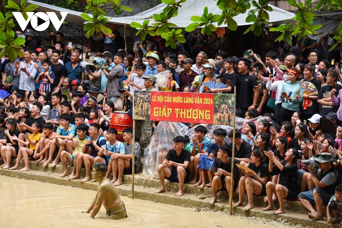 unique village mud ball wrestling festival prays for bumper crops picture 13