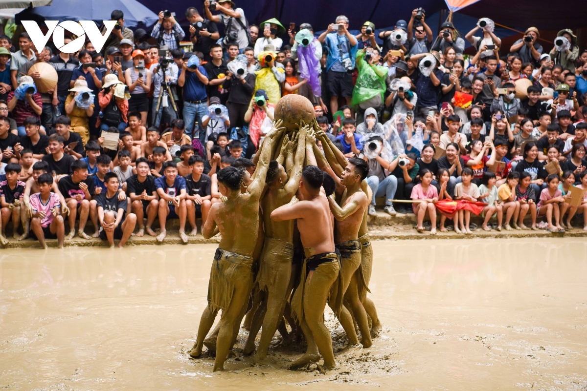 unique village mud ball wrestling festival prays for bumper crops picture 4