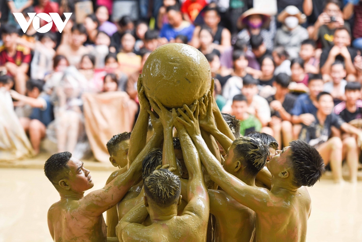 unique village mud ball wrestling festival prays for bumper crops picture 5