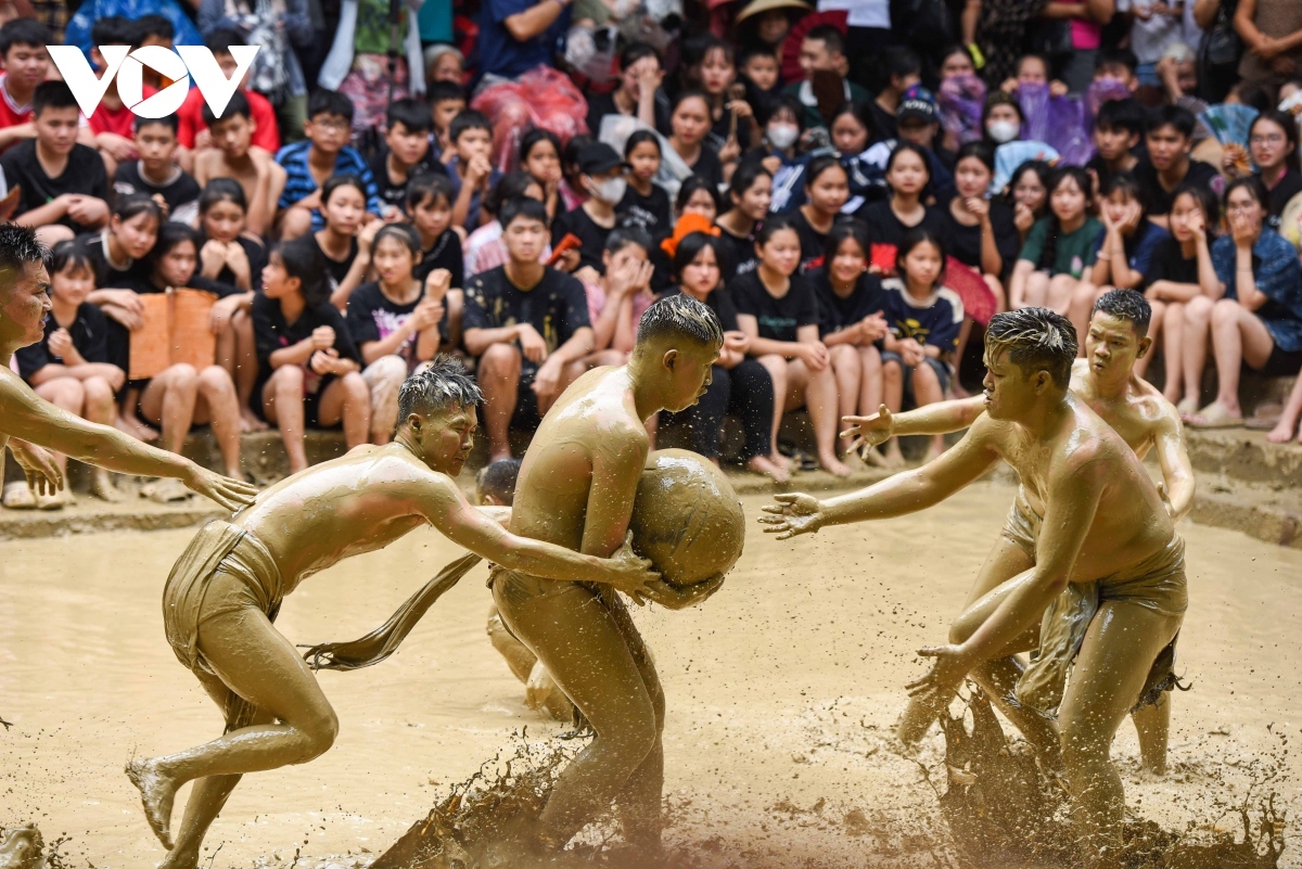 unique village mud ball wrestling festival prays for bumper crops picture 7