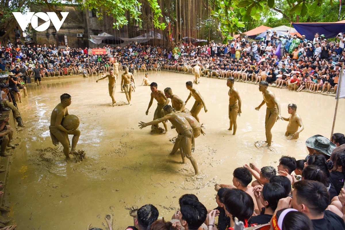 unique village mud ball wrestling festival prays for bumper crops picture 8