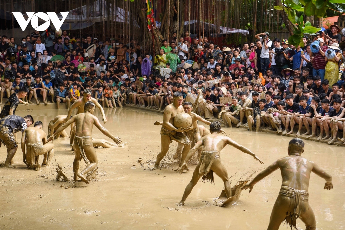 unique village mud ball wrestling festival prays for bumper crops picture 9