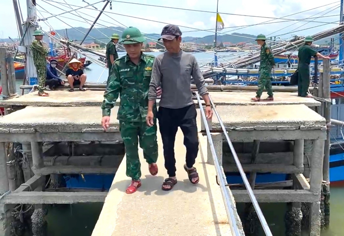 Vụ tàu cá Quảng Bình bị chìm trên biển: 14 ngư dân trở về, 10 người vẫn còn mất tích