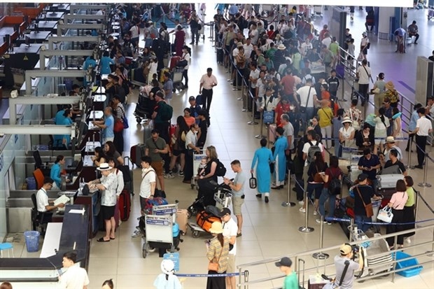 major airports see over 200,000 passengers as holiday ends picture 1