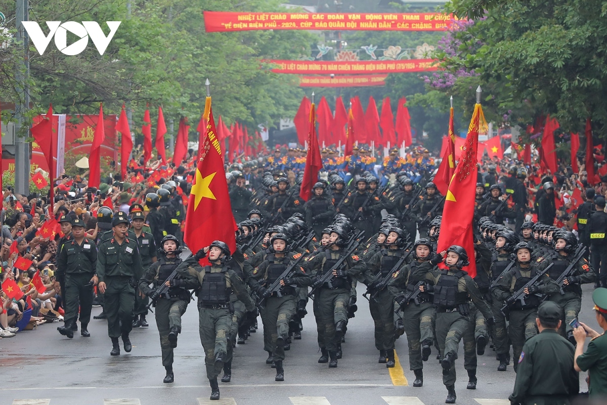 locals show joy at seeing military forces march on dien bien streets picture 11